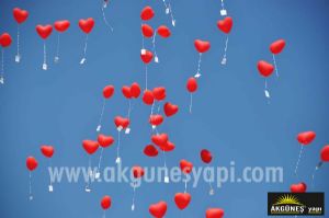 Gökyüzünde-Uçuşan-Kırmızı-Kalpli-Balonlar-3D-Üç-Boyutlu-Duvar Kağıdı